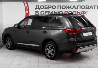 Подержанный автомобиль Mitsubishi Outlander 2018 года (6 фото)