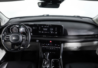 Подержанный автомобиль Kia Carnival 2021 года (10 фото)