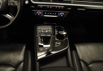Подержанный автомобиль Audi Q7 2017 года (15 фото)