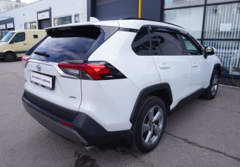 Подержанный автомобиль Toyota RAV4 2020 года (5 фото)