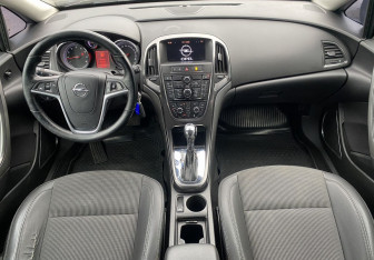 Подержанный автомобиль Opel Astra Hatchback 2010 года (10 фото)