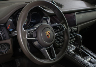 Подержанный автомобиль Porsche Macan 2019 года (10 фото)