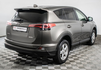 Подержанный автомобиль Toyota RAV4 2016 года (5 фото)