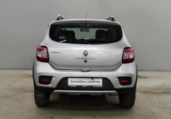 Подержанный автомобиль Renault Sandero 2016 года (6 фото)