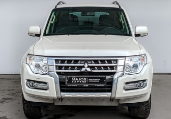 Подержанный автомобиль Mitsubishi Pajero 2017 года (2 фото)