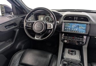 Подержанный автомобиль Jaguar F-Pace 2017 года (28 фото)
