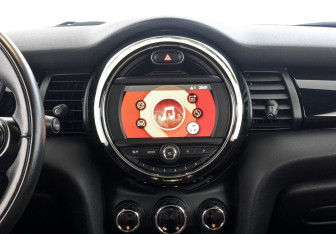 Подержанный автомобиль MINI Hatch 2021 года (17 фото)