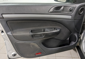 Подержанный автомобиль Skoda Fabia Hatchback 2010 года (11 фото)