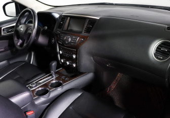 Подержанный автомобиль Nissan Pathfinder 2015 года (9 фото)