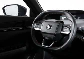 Подержанный автомобиль Changan UNI-V 2023 года (13 фото)