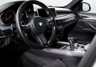 Подержанный автомобиль BMW X5 2015 года (14 фото)