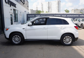 Подержанный автомобиль Mitsubishi ASX 2011 года (8 фото)