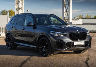 Подержанный автомобиль BMW X5 2022 года (3 фото)