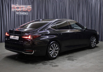 Подержанный автомобиль Lexus ES 2018 года (5 фото)