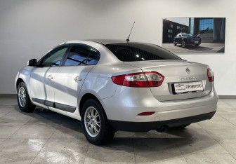 Подержанный автомобиль Renault Fluence 2010 года (7 фото)