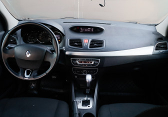 Подержанный автомобиль Renault Fluence 2011 года (12 фото)