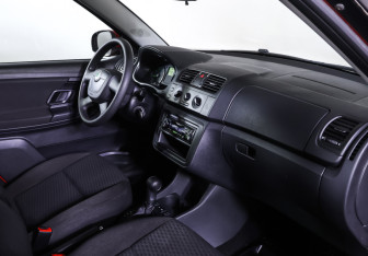 Подержанный автомобиль Skoda Fabia Hatchback 2011 года (11 фото)