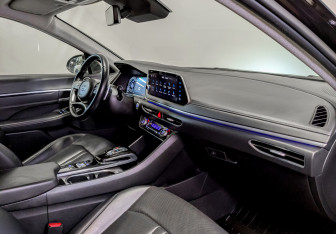 Подержанный автомобиль Hyundai Sonata 2022 года (11 фото)