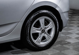 Подержанный автомобиль Hyundai Solaris Hatchback 2014 года (10 фото)