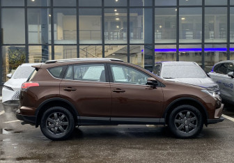 Подержанный автомобиль Toyota RAV4 2016 года (4 фото)