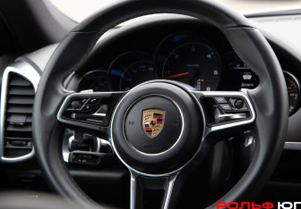 Подержанный автомобиль Porsche Cayenne 2017 года (13 фото)