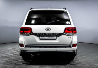 Подержанный автомобиль Toyota Land Cruiser Suv 2017 года (6 фото)