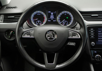 Подержанный автомобиль Skoda Octavia Liftback 2019 года (10 фото)