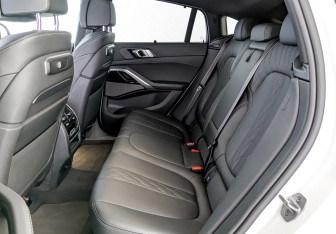 Подержанный автомобиль BMW X6 2023 года (12 фото)