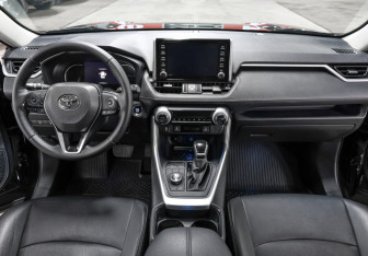 Подержанный автомобиль Toyota RAV4 2021 года (14 фото)