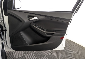 Подержанный автомобиль Ford Focus Wagon 2017 года (25 фото)