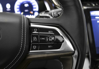 Подержанный автомобиль Jeep Grand Cherokee 2022 года (16 фото)