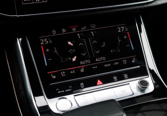 Подержанный автомобиль Audi Q8 2018 года (24 фото)