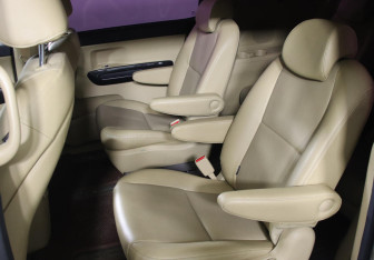 Подержанный автомобиль Kia Carnival 2015 года (10 фото)