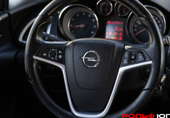 Подержанный автомобиль Opel Astra Wagon 2012 года (12 фото)