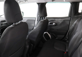 Подержанный автомобиль Jeep Renegade 2017 года (12 фото)