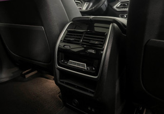 Подержанный автомобиль BMW X7 2021 года (27 фото)