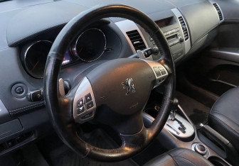 Подержанный автомобиль Peugeot 4007 2011 года (14 фото)