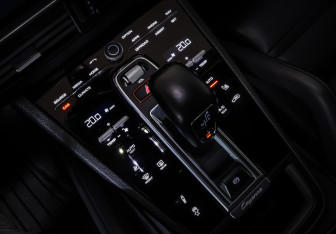 Подержанный автомобиль Porsche Cayenne 2020 года (18 фото)