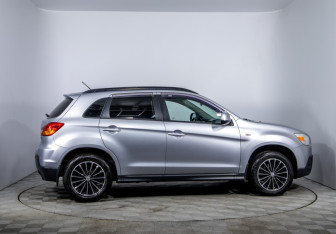 Подержанный автомобиль Mitsubishi ASX 2010 года (4 фото)
