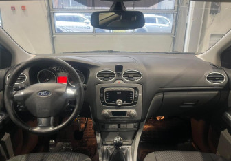 Подержанный автомобиль Ford Focus Hatchback 2008 года (10 фото)