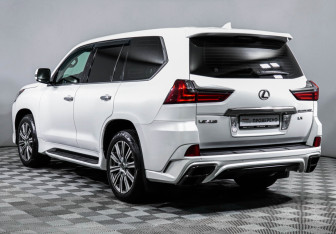 Подержанный автомобиль Lexus LX 2017 года (7 фото)