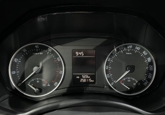 Подержанный автомобиль Skoda Octavia Liftback 2011 года (12 фото)