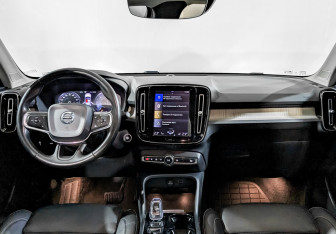 Подержанный автомобиль Volvo XC40 2019 года (14 фото)