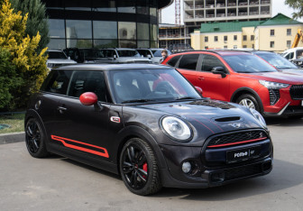Подержанный автомобиль MINI Hatch 2015 года (2 фото)