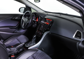 Подержанный автомобиль Opel Astra Hatchback 2014 года (11 фото)