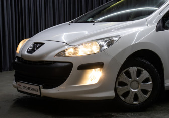 Подержанный автомобиль Peugeot 308 Hatchback 2010 года (20 фото)