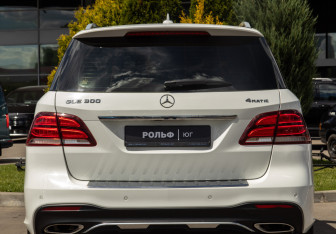 Подержанный автомобиль Mercedes-Benz GLE 2016 года (22 фото)