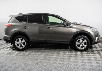 Подержанный автомобиль Toyota RAV4 2016 года (4 фото)