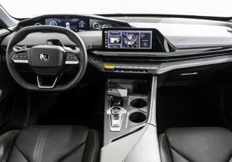 Подержанный автомобиль Changan UNI-V 2023 года (14 фото)