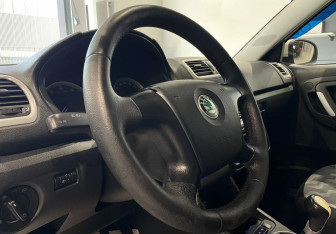 Подержанный автомобиль Skoda Fabia Wagon 2009 года (13 фото)